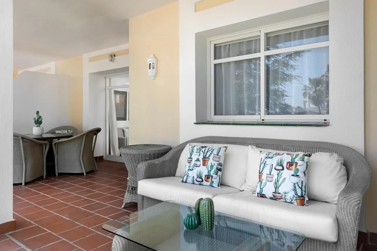 Bright 2 Bedroom Apartment With Parking Space And Swimming Pools In Aloha Gardens Marbella