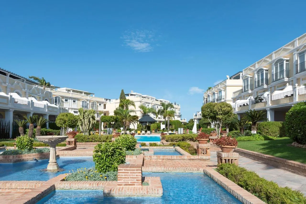 Bright 2 Bedroom Apartment With Parking Space And Swimming Pools In Aloha Gardens Marbella