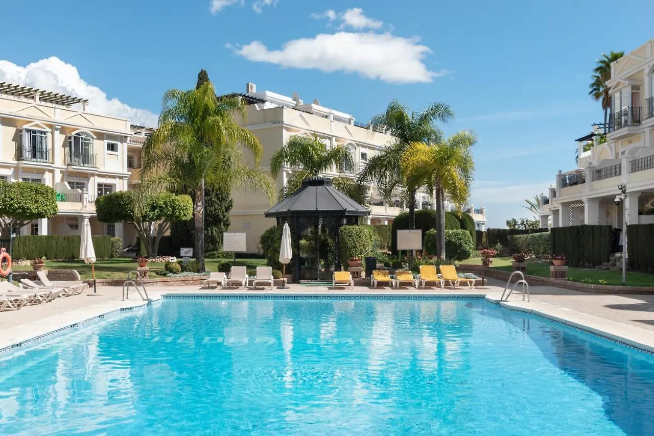 Bright 2 Bedroom Apartment With Parking Space And Swimming Pools In Aloha Gardens Marbella